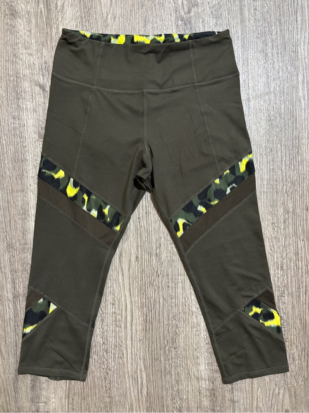 Betsey Johnson Performance Women’s Leggings Size L Olive Green Camo Mesh Capri